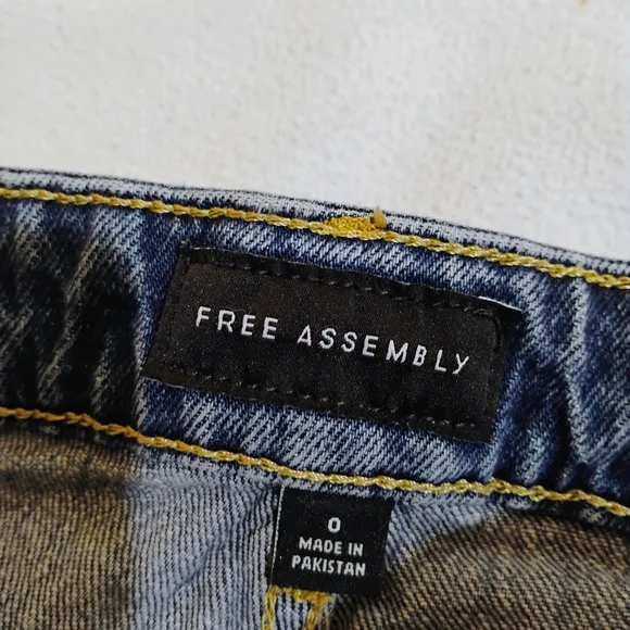 Stylish Distressed Blue Straight Leg Ripped Jeans for Women - Picture 6 of 14